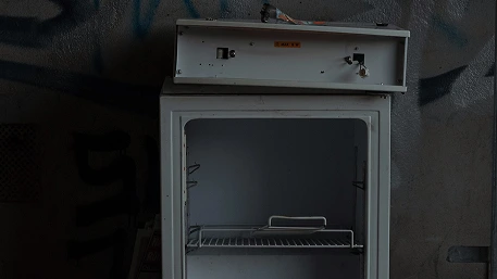 Portable fridge display and separate thermometer used during a cooling diagnosis